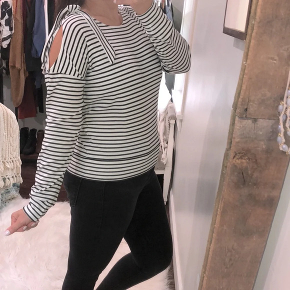 Mink pink size medium white & black top - Picture 3 of 4